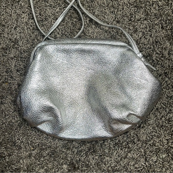 M. Andonia Women’s Sliver Crossbody Bag - Picture 4 of 9